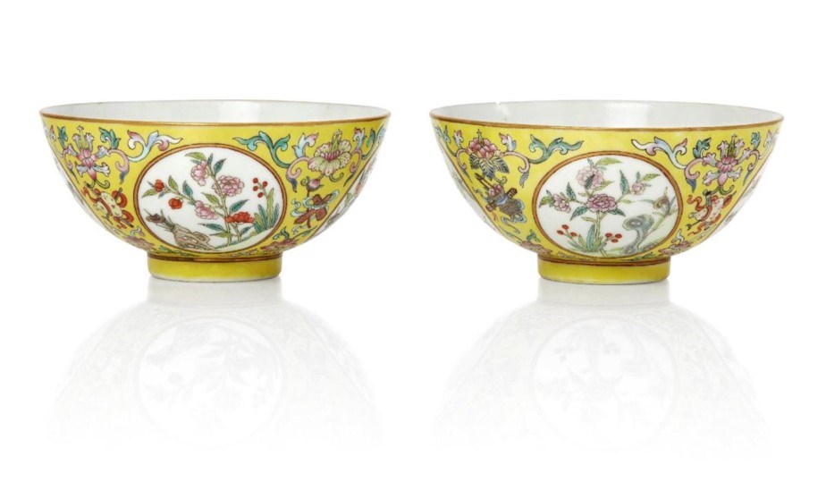 A pair of fine Chinese porcelain yellow-ground famille rose 'medallion' bowls, Shendetang Zhi, Daoguang period, circa 1831-1850